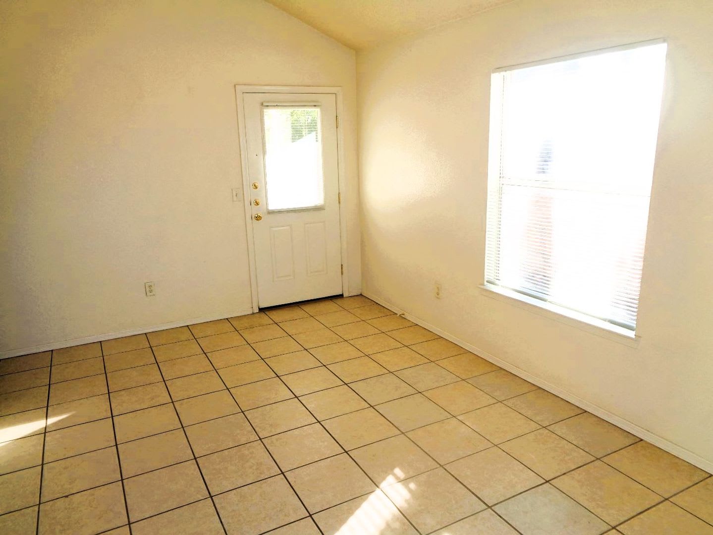 Welcome To This Charming Single Level Home With Evaporative Air Located In Quiet Eastside Neighborhood – photo 5