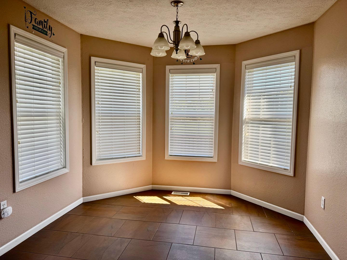 4 Bedroom House in Dixon, MO for Rent! – photo 2