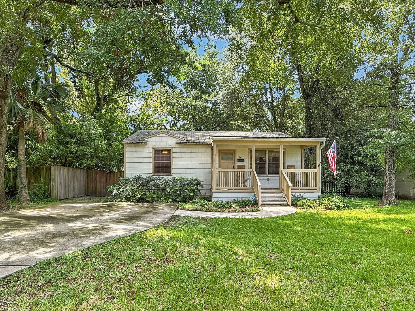 Charming Riverside Home! – photo 3