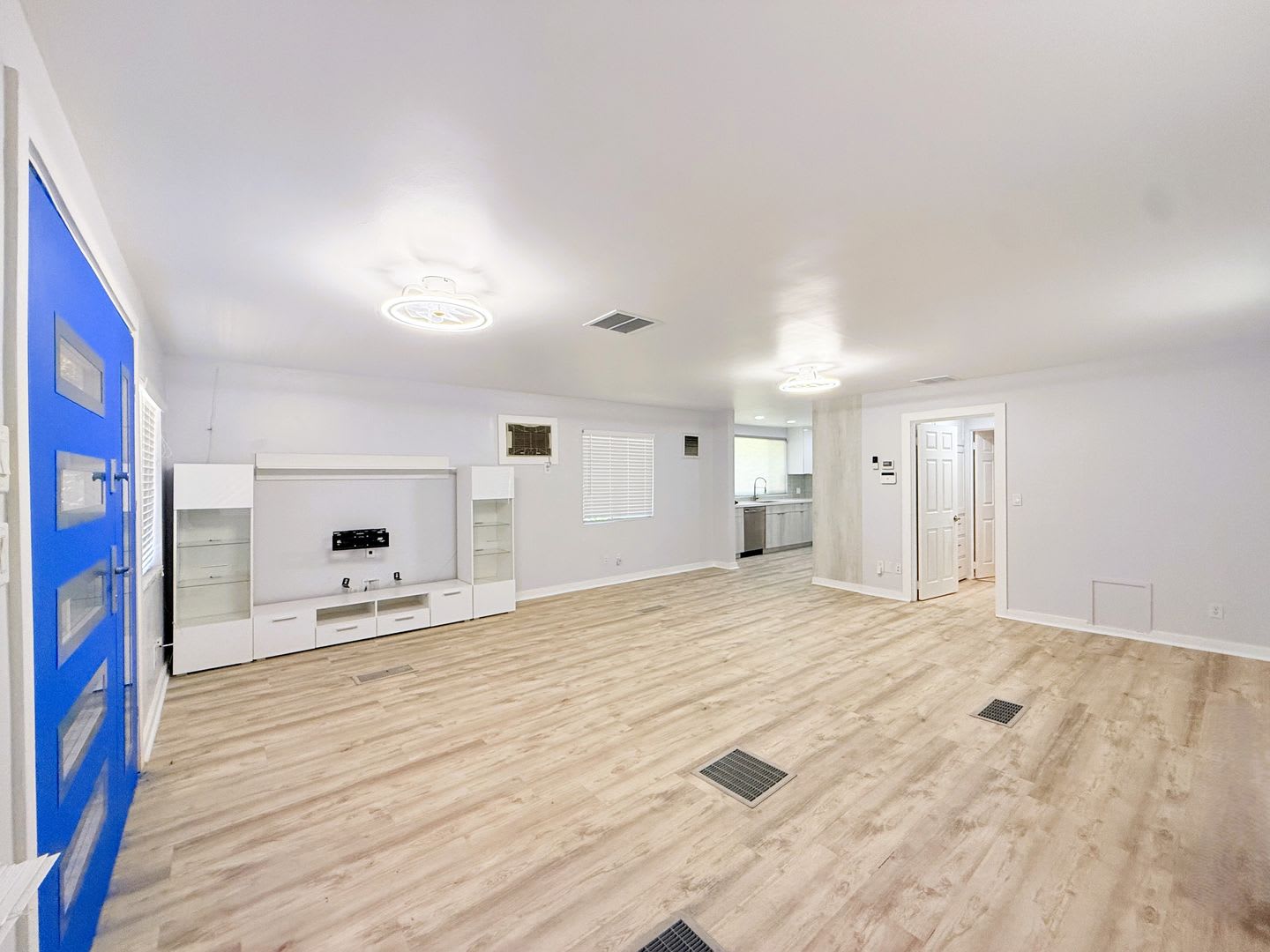 AVAILABLE NOW!! 2 Bedroom 2 Bathroom Apartment in Palm Springs! – photo 5