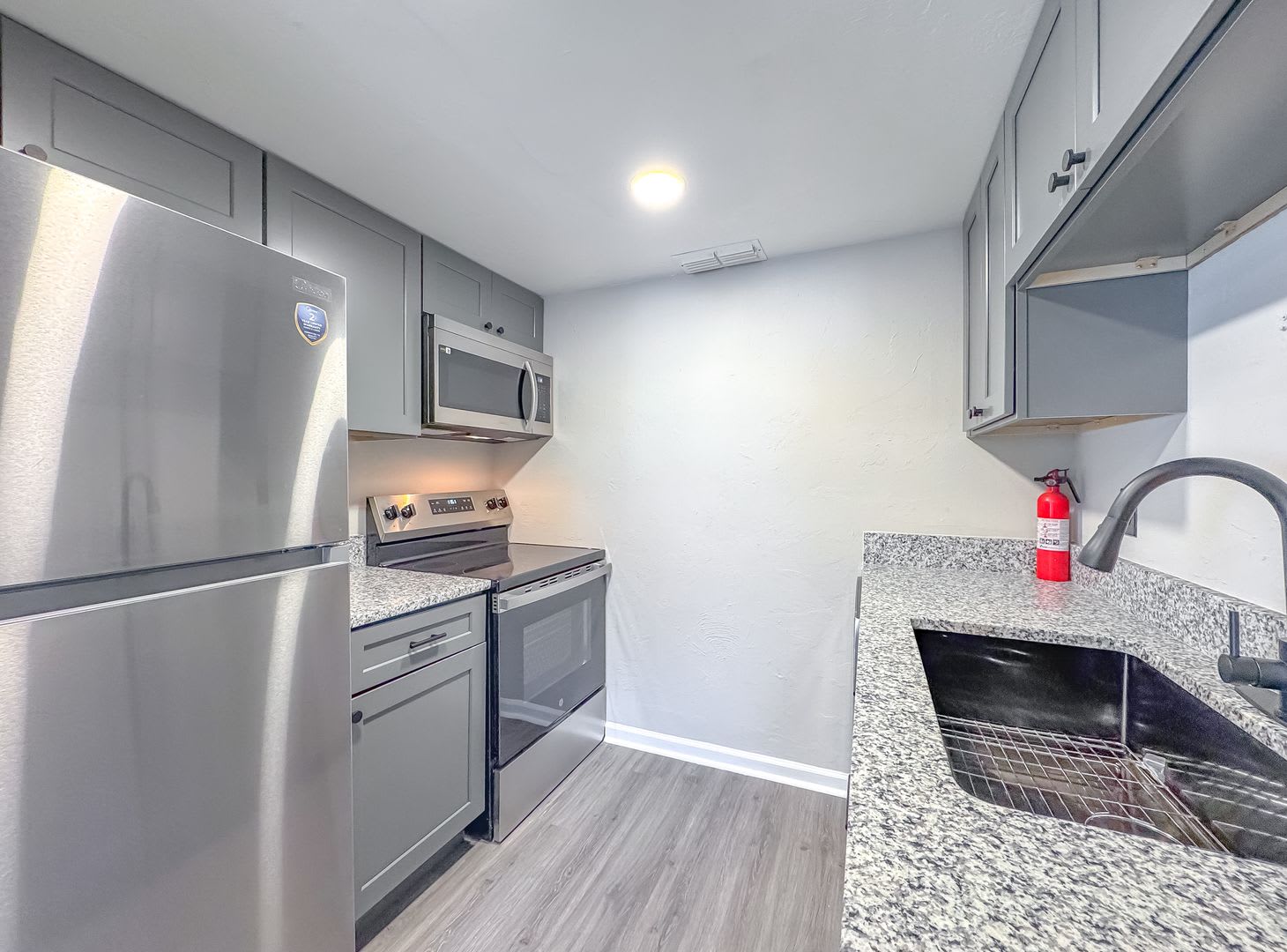 COMPLETLEY RENOVATED 1/1 FOR ONLY 1100$ – photo 5