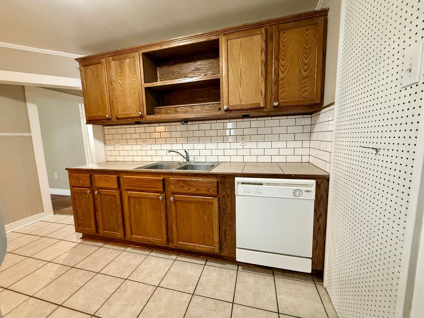 Charming 2 Bedroom 1 Bathroom Home For Rent – photo 3