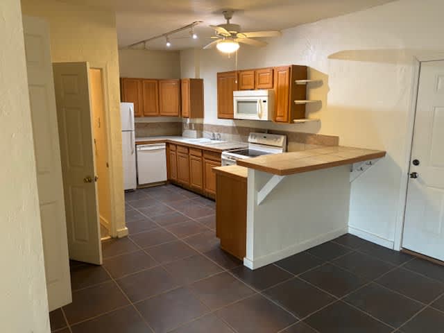 130 West King Street – photo 1