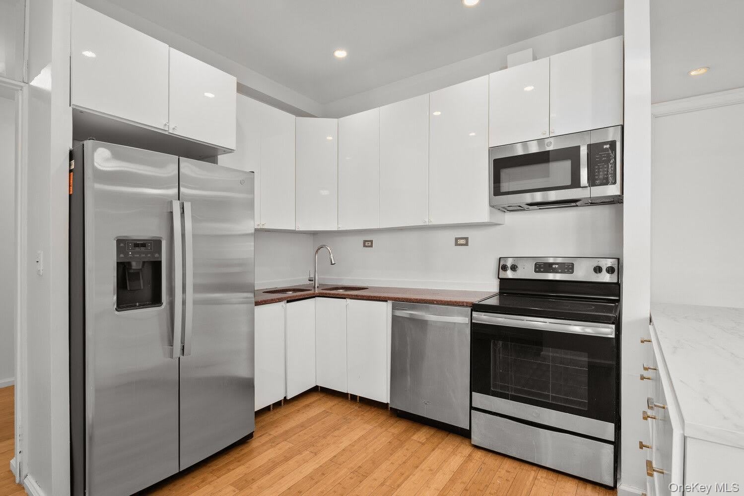 208 W 30TH Street – photo 4