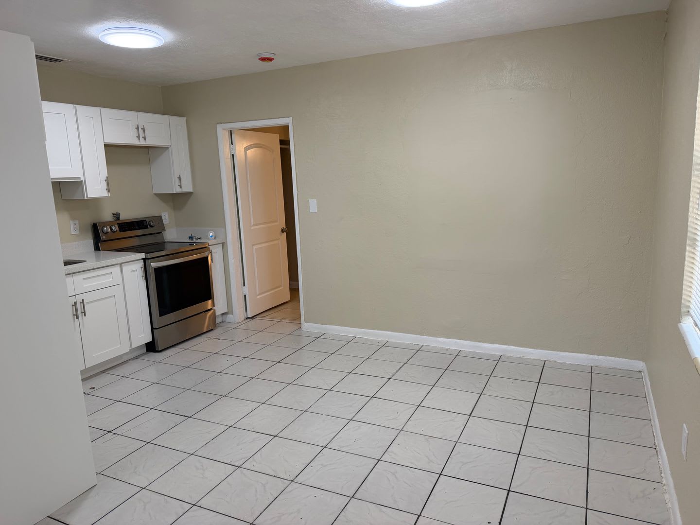 Available 3/2 home with updated bathrooms. – photo 5