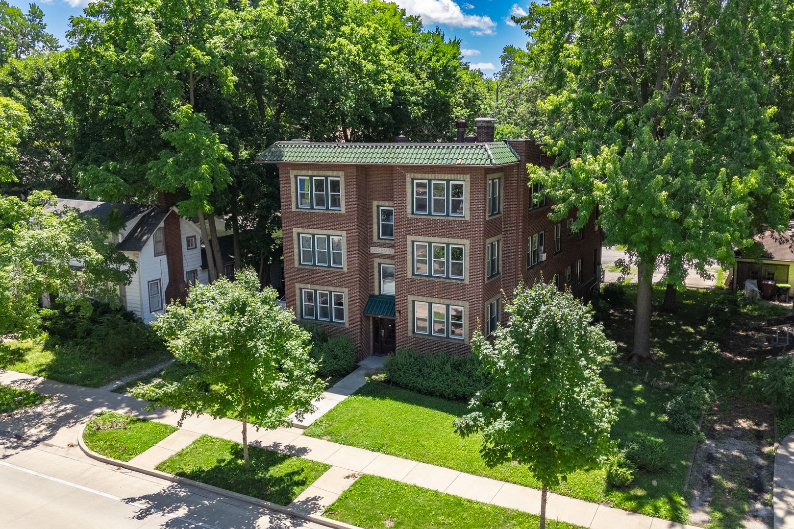 Charming & Convenient 2 Bedroom Near UIUC – Great Location! – photo 2