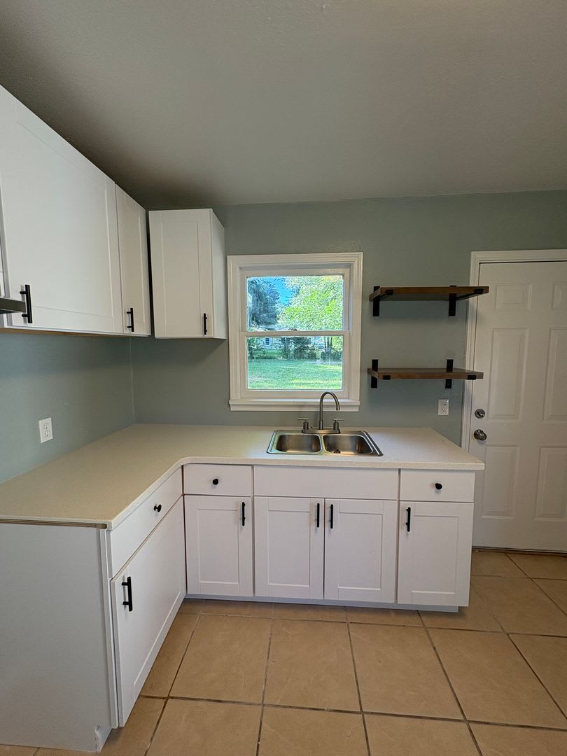 Beautiful 3 Bedroom 1 Bath Fully Remodeled Home With Central Air Heat – photo 5