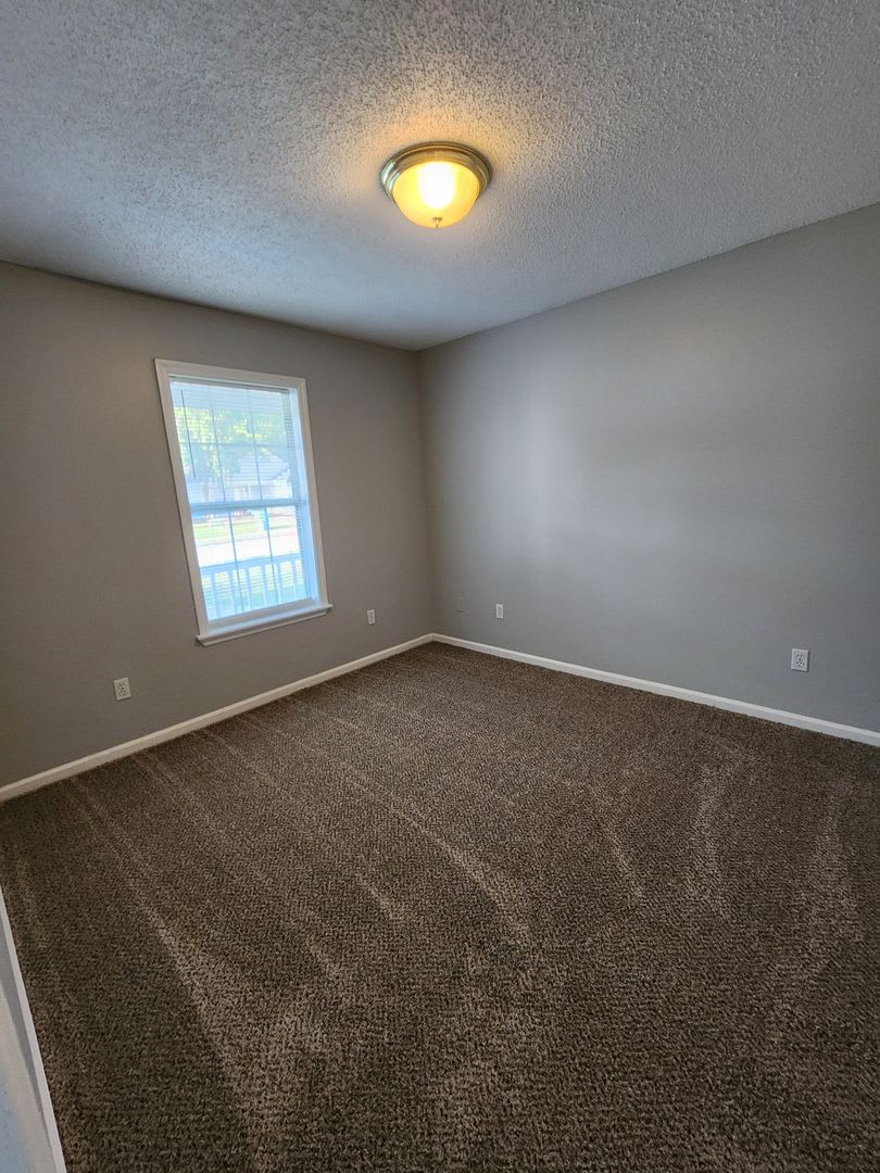 Cozy 3 Bedroom Home with Spacious Kitchen and Private Backyard – photo 4