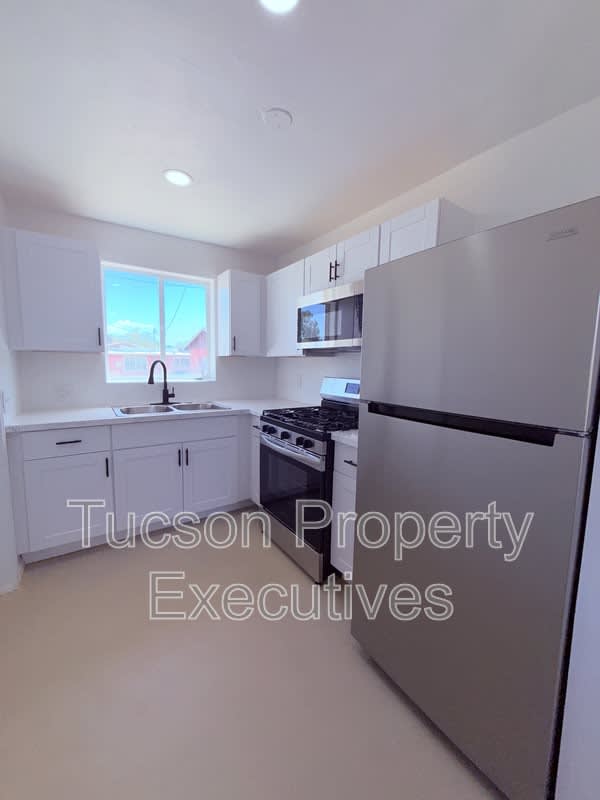 814 N Alvernon Way – photo 2