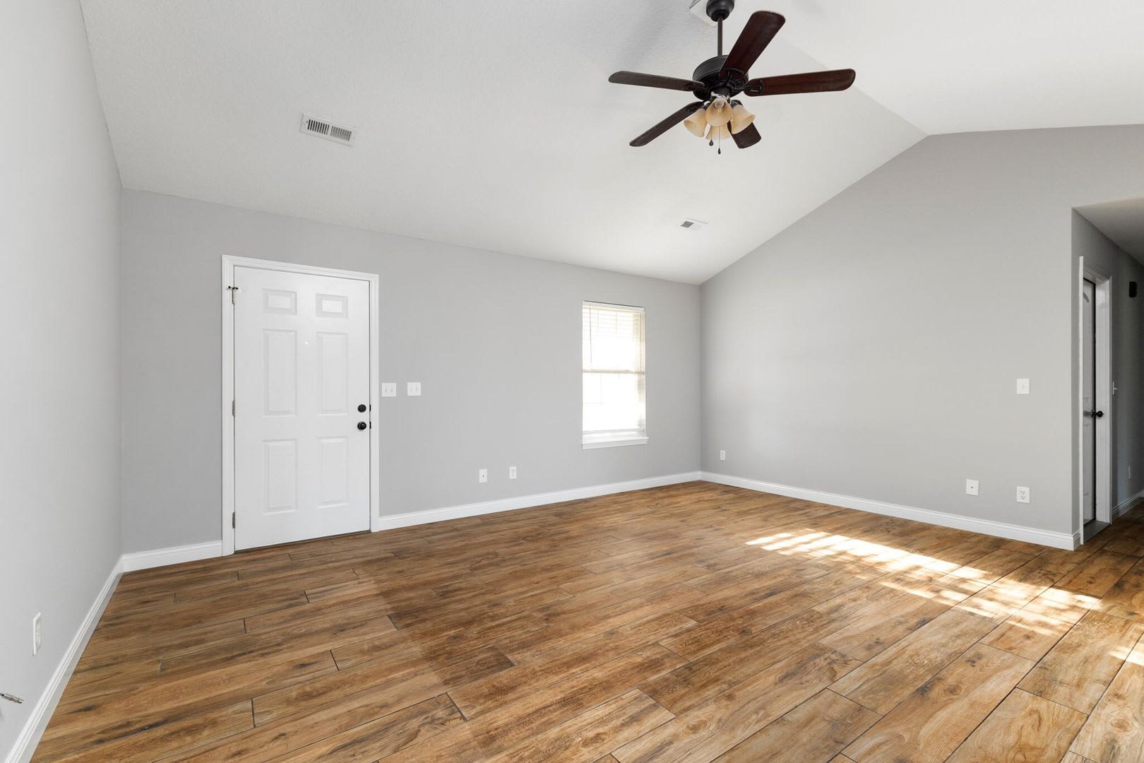 Fabulous 3 Bed 2 Bath House! – photo 5