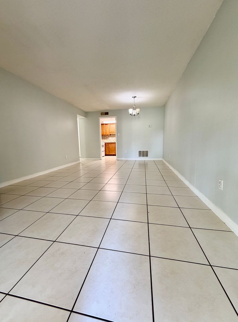 Nice 1-bedroom, 1-bathroom apartment. $1.00 security deposit with approved credit. – photo 1