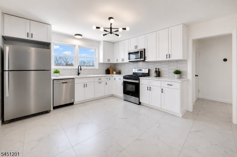 114 King St – photo 3