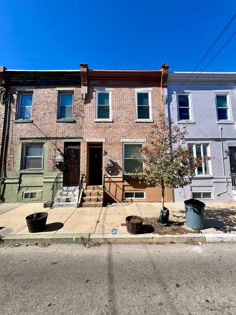 Stunning 3-Bedroom Townhome with Finished Basement in Point Breeze! Available mid-October! – photo 3