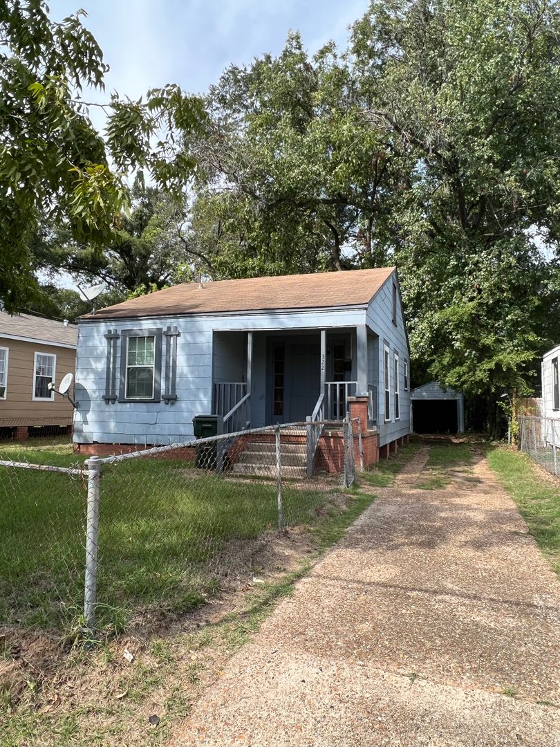 Clean 3bed, 1 bath ready to go! – photo 2