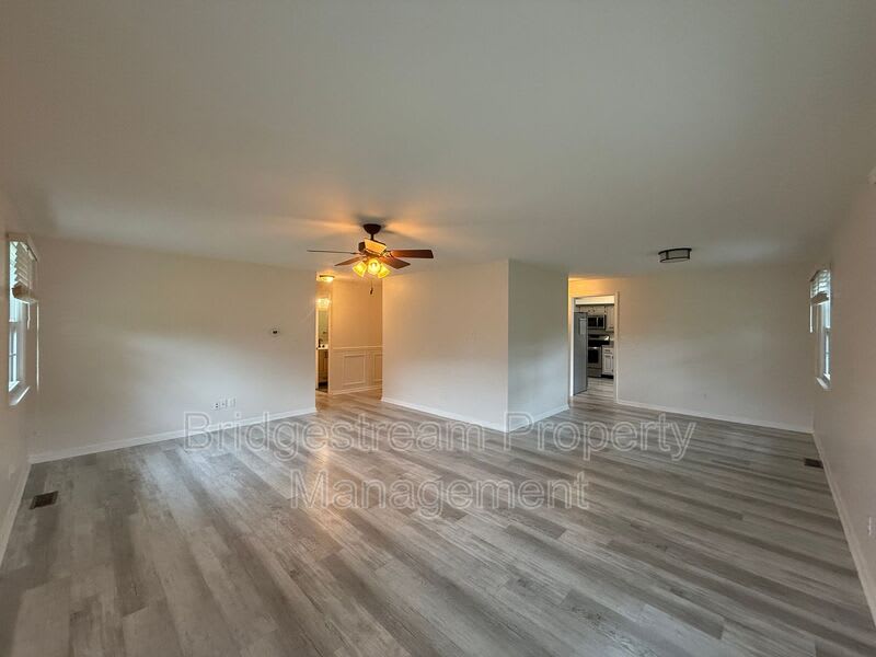 4225 Fernbrook St – photo 2