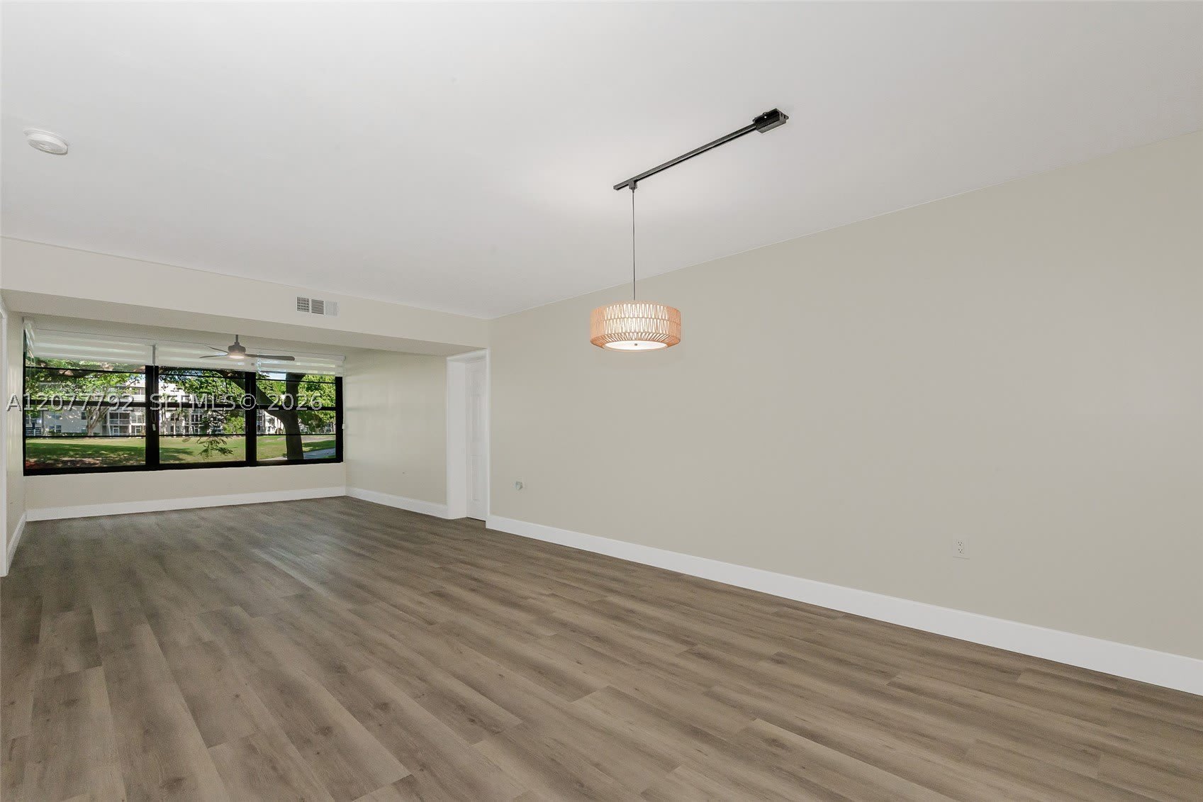 1709 Whitehall Dr – photo 2