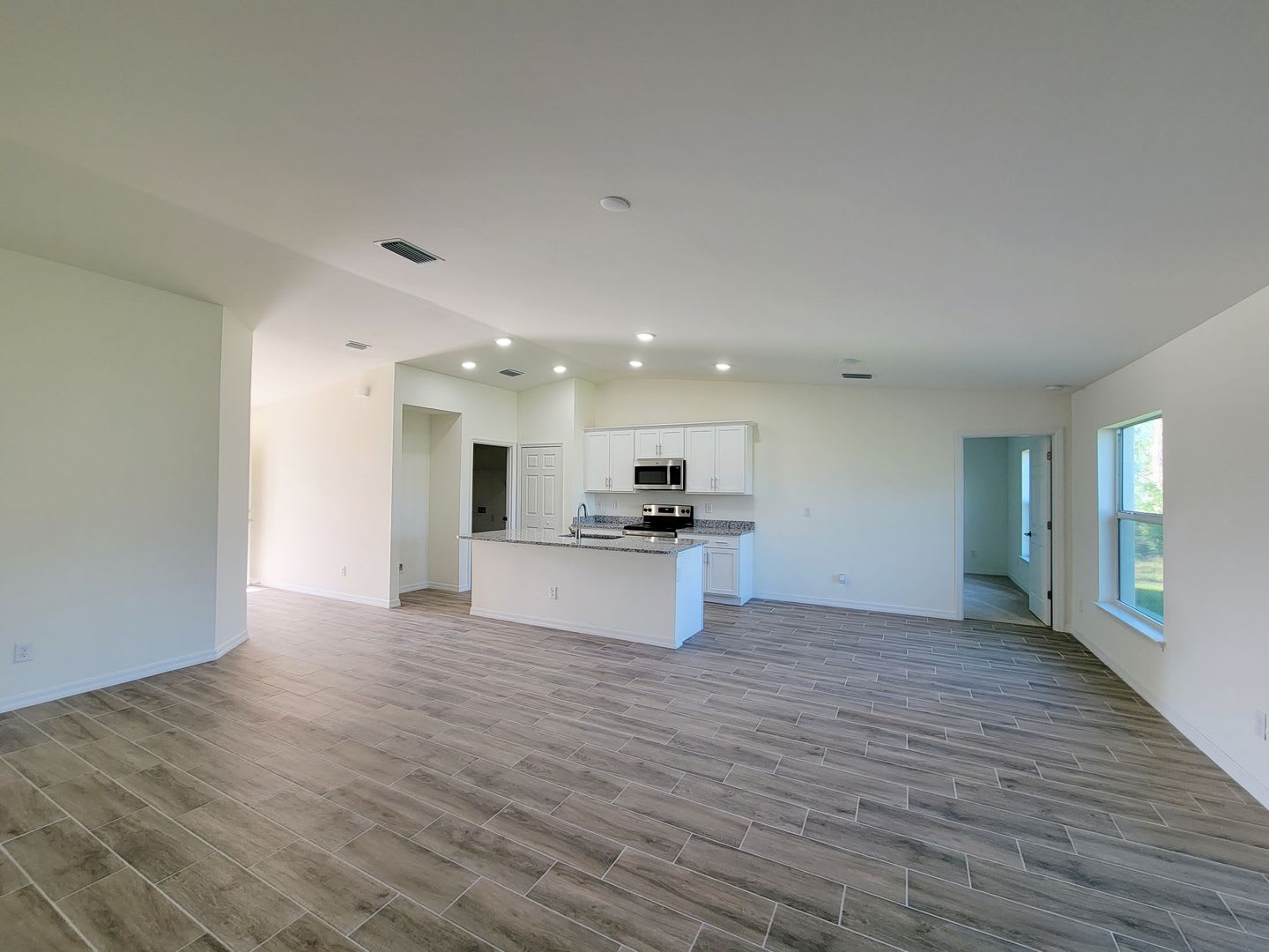 Charming & Modern 4 Bed 2 Bath with Screened Lanai – photo 5