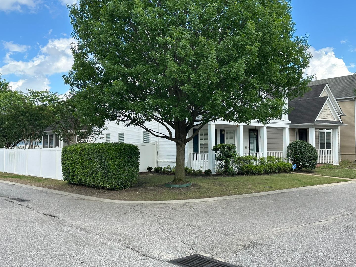 Large 3 bd 2.5 bath with all new paint! Fenced in yard and screened in porch!! – photo 4