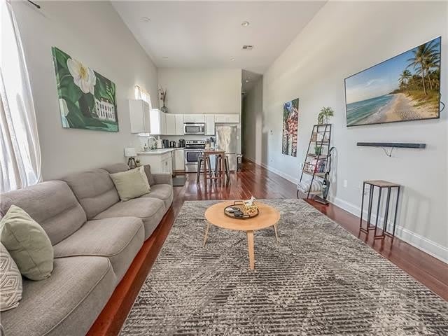 2033 JACKSON Avenue – photo 3