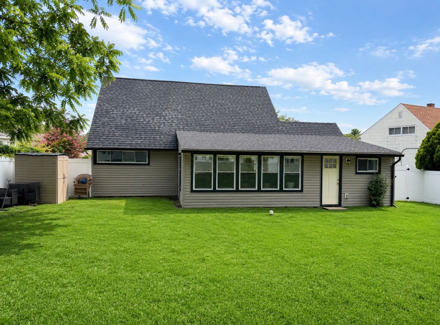 Beautiful fully renovated 5 bed 2 bath House with a sun room and large yard – photo 3