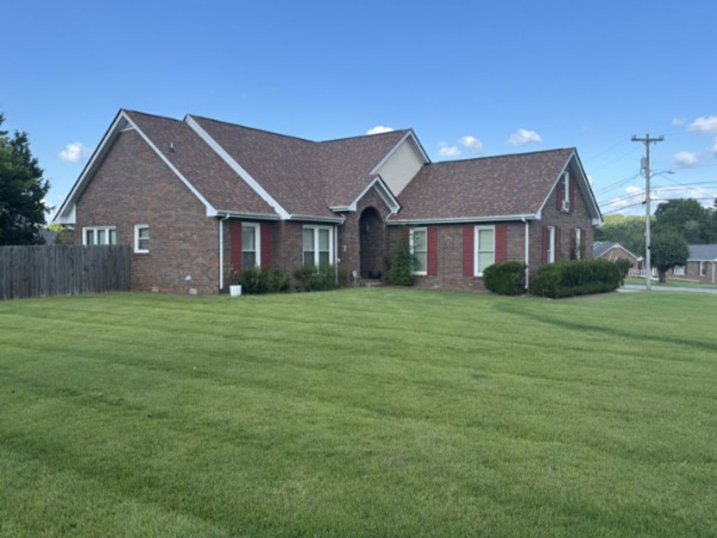 Spacious 3 Bedroom 2 Bath Brick Home – photo 2