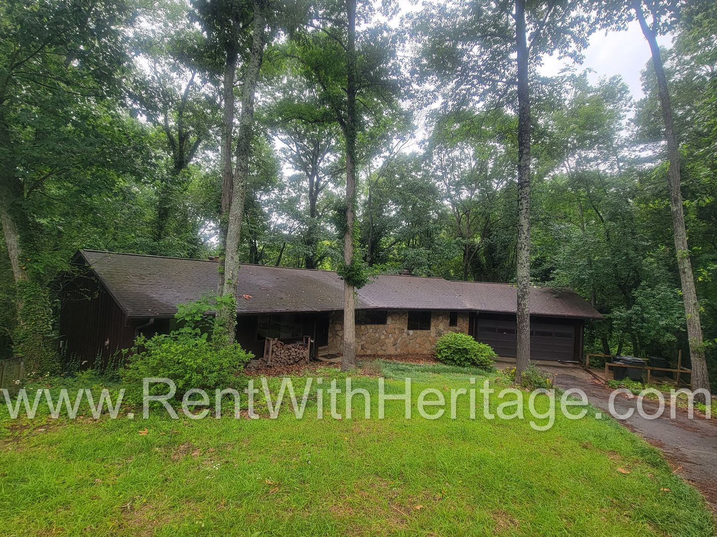 Charming Cabin Style Home On 1 3 Acres Finished Basement Great Location – photo 4