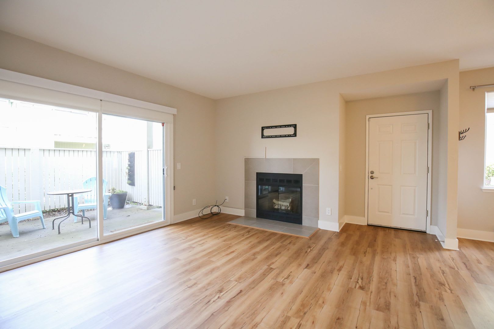 Modern and Clean 2 Bed 2 Bath Condo in Richmond Marina Bay – photo 3