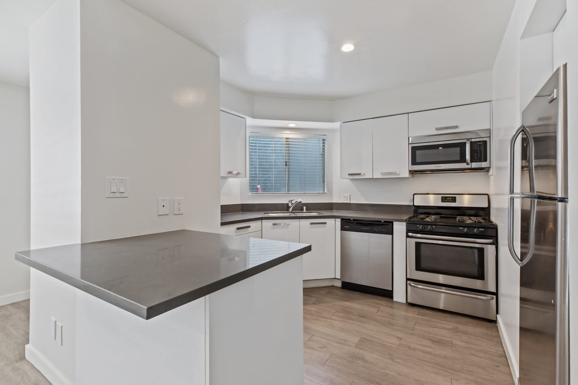 Crenshaw Villa Apartments – photo 5
