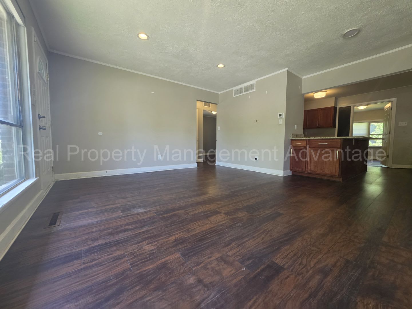 Updates Everywhere! 2/3 Bedrooms in Oak Park – photo 2