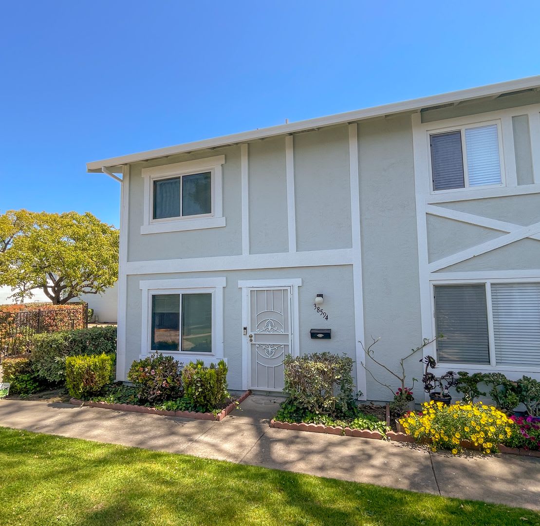 Updated 2 bed 1.5 bath townhome in central Fremont close to Fremont Bart – photo 1