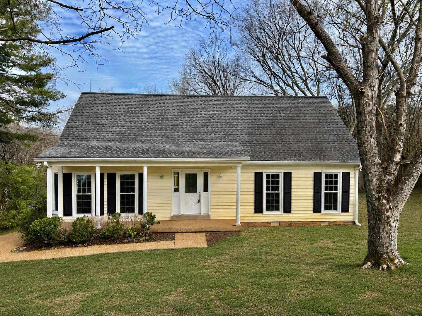 Updated 3 Bed, 2.5 Bath Single Family Home – photo 1