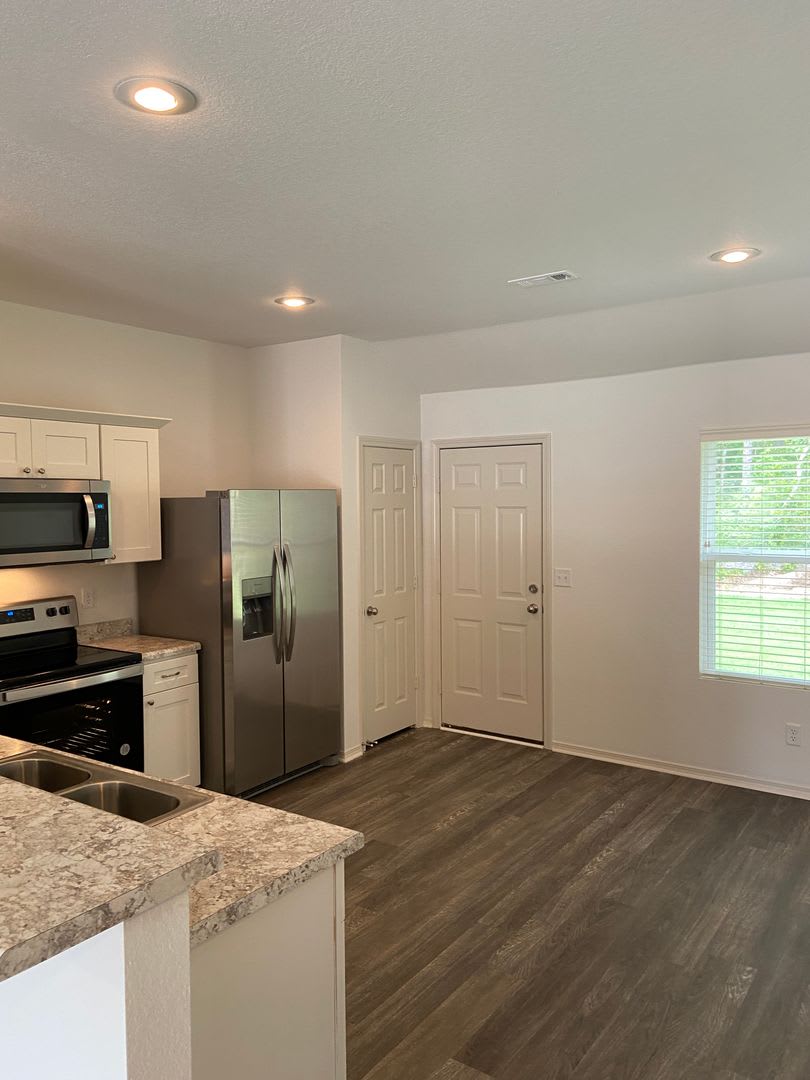 Pre-Leasing Now! Spacious, Pet-Friendly Four-Bedroom – photo 5