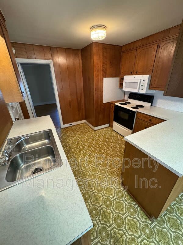 221 Hutchinson Street – photo 5