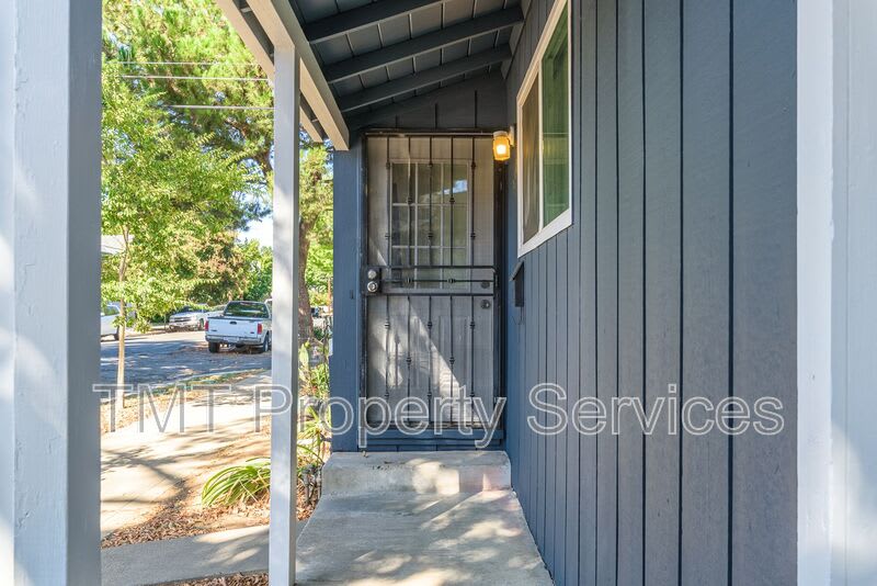 2431 33rd St. – photo 2