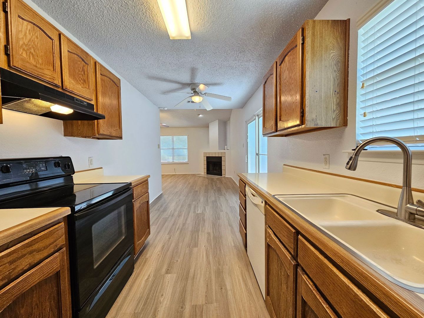 Huge Rent Reduction Ready For Move In – photo 4