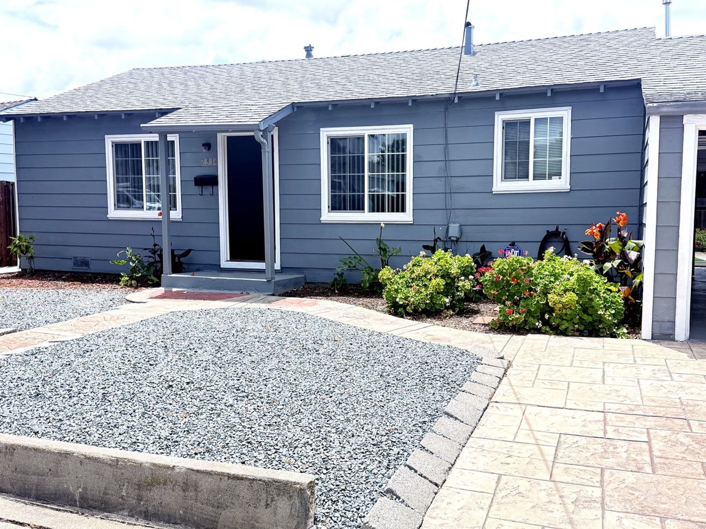 Lovely 2 bed/1 bath duplex – photo 1