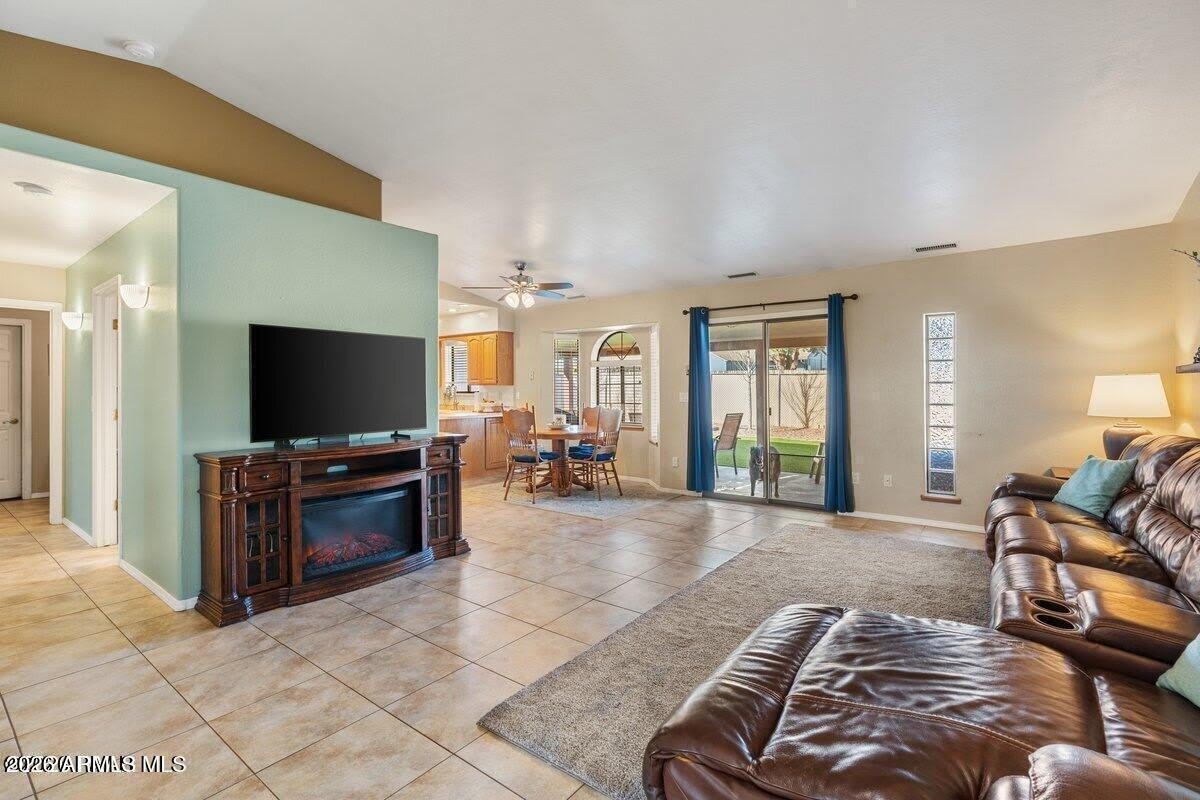 3900 N TAYLOR Drive – photo 2