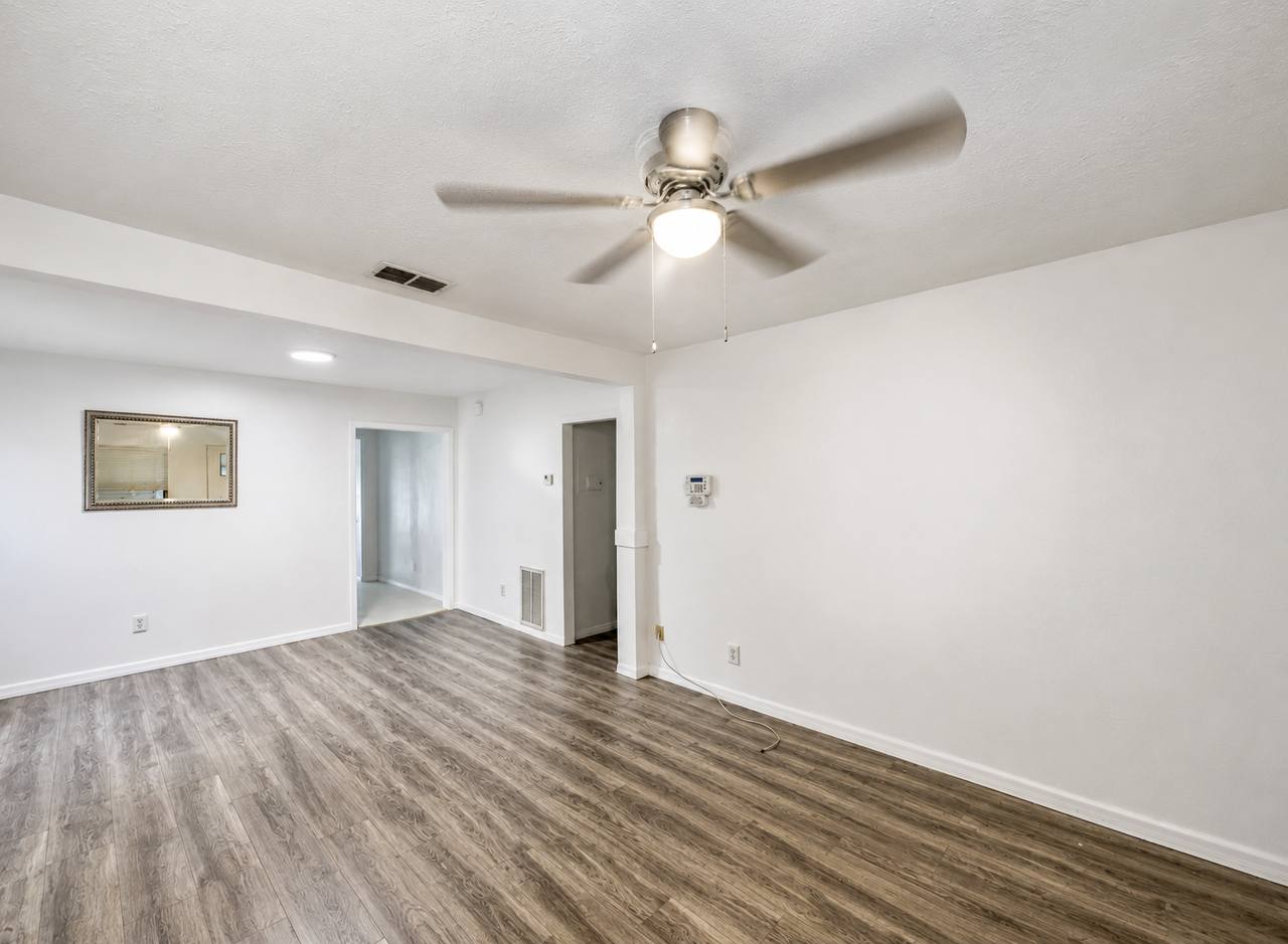 524 E Lime St – photo 5