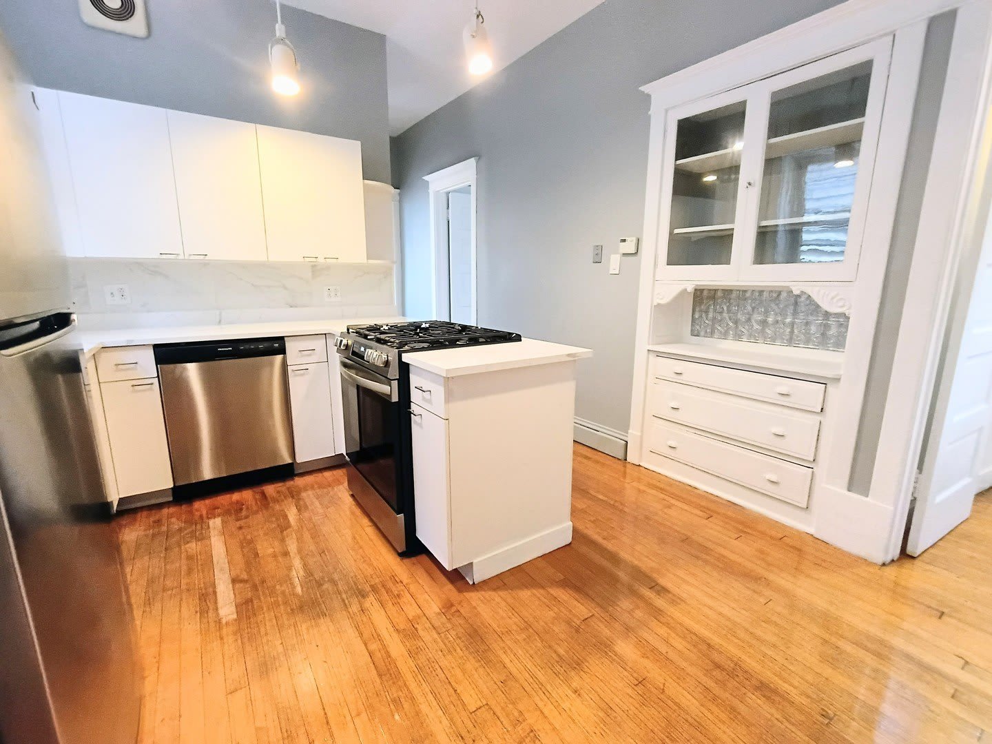 1911 W Belmont Avenue – photo 3