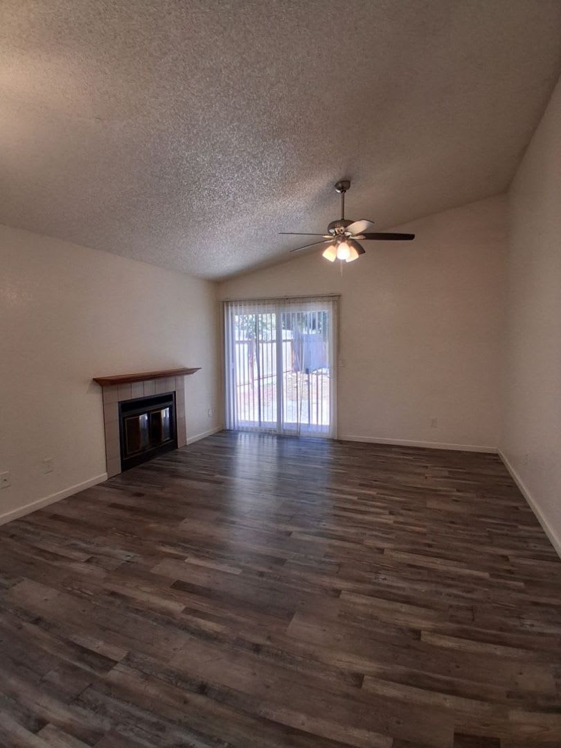 SPECIAL: HALF OFF FIRST MONTH'S RENT! Single Level 3 BR Home w/ 2-car Garage & Backyard! – photo 4