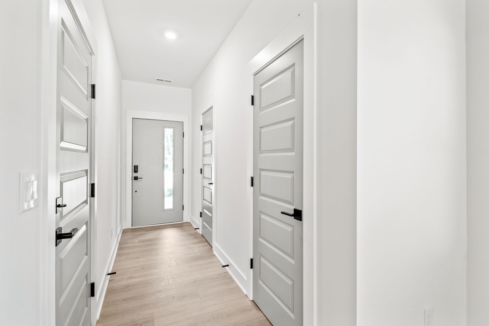 Bright & Modern Townhome in Westerly Hills – photo 4