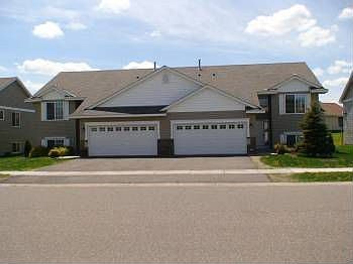 Charming 2 Bed 2 Bath Twin Home – photo 1