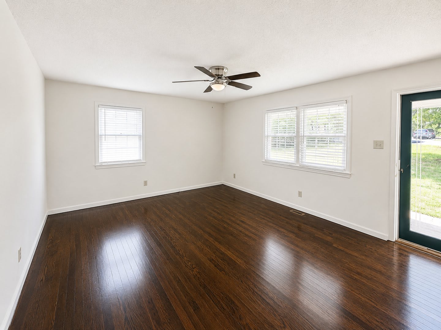 Three Bedroom 1 Bath Brick Ranch In Liberty – photo 3