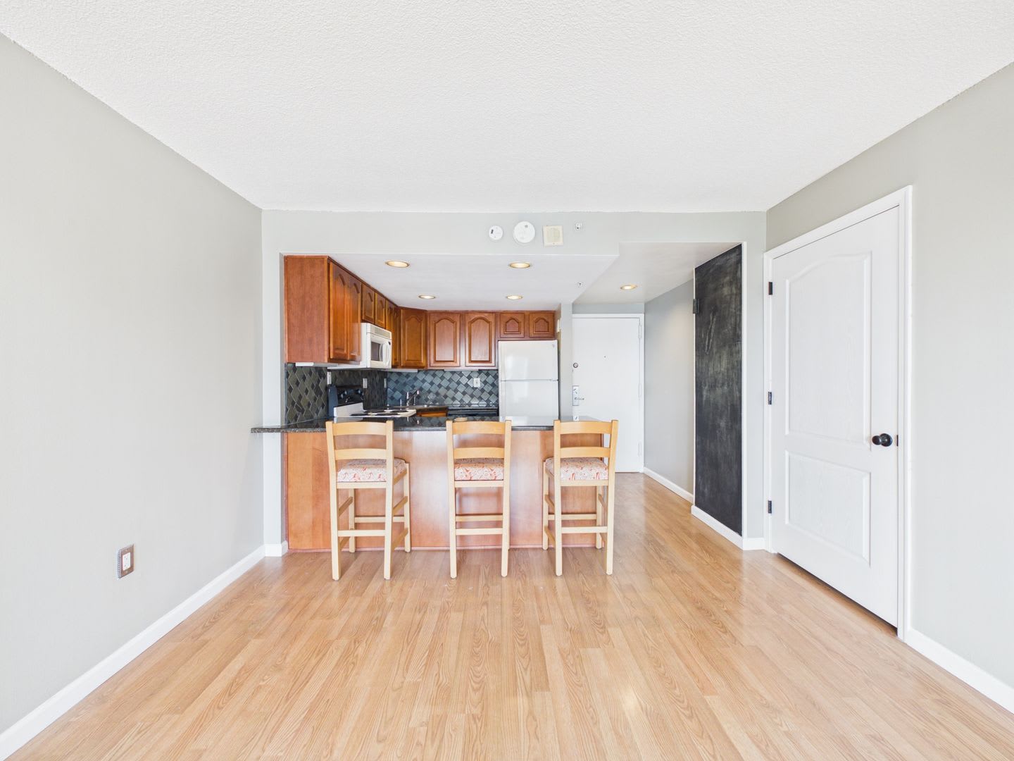 Bright Junior One Bedroom In Cityview North Tower W Parking – photo 5