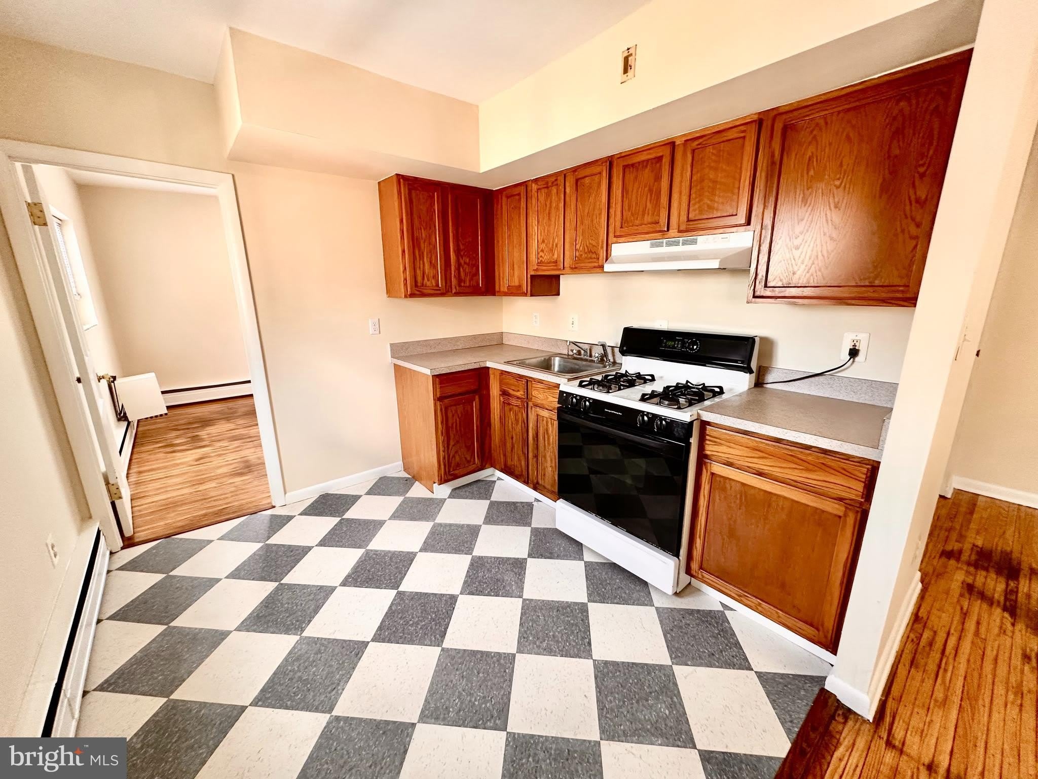 945 E CHELTEN Avenue – photo 3