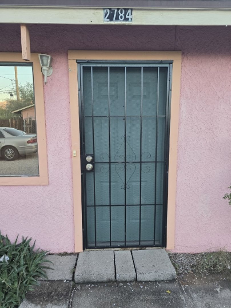 TRIPLEX 2BD/1BA COMING SOON!!! SPACIOUS BACKYARD!! – photo 3