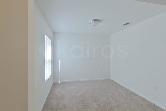 924 Sanford Lane – photo 2