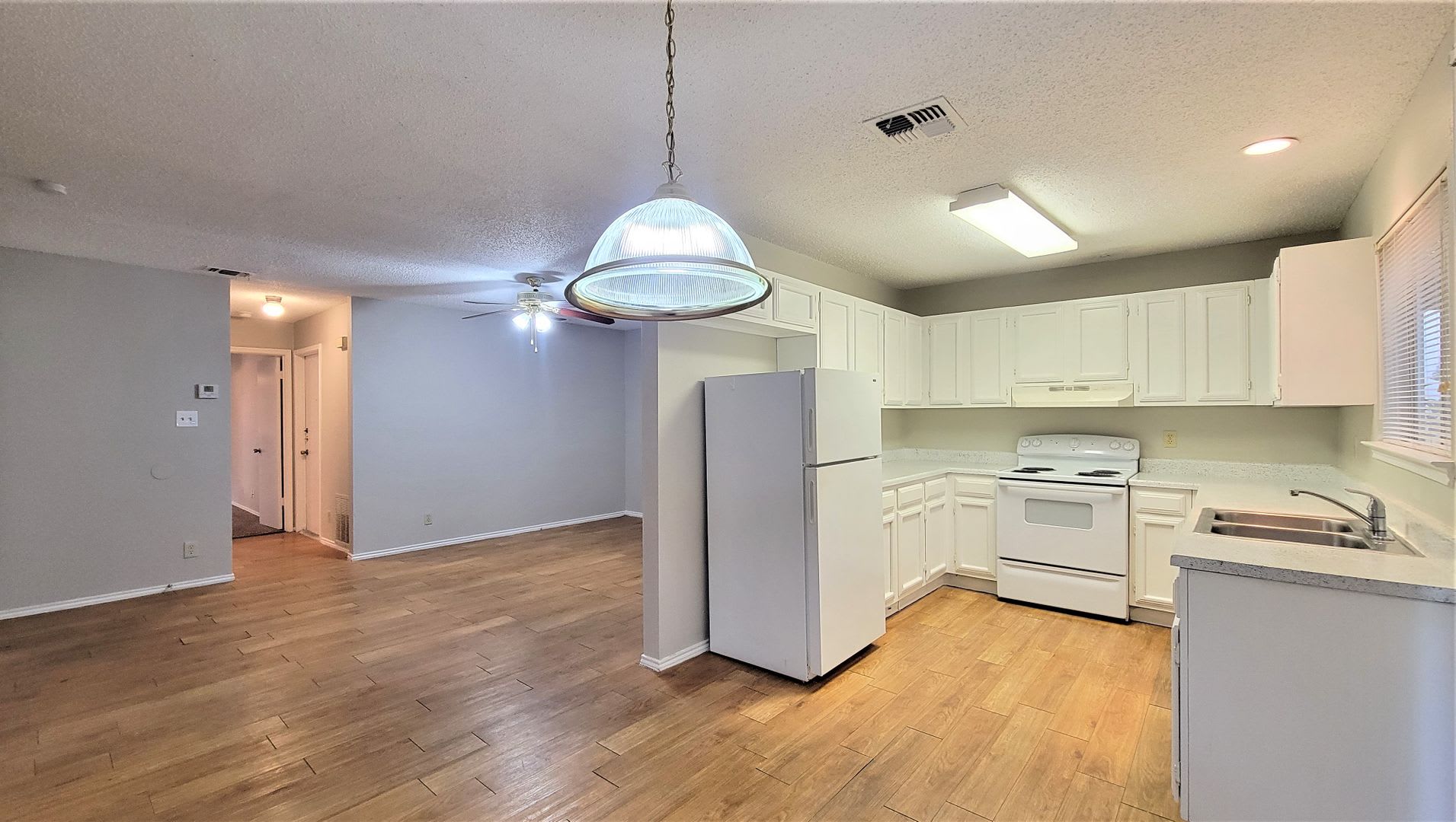 Lovely 2 Story 2 Bedroom 2 Bath Duplex Balcony Off Primary Bedroom Great Location – photo 4