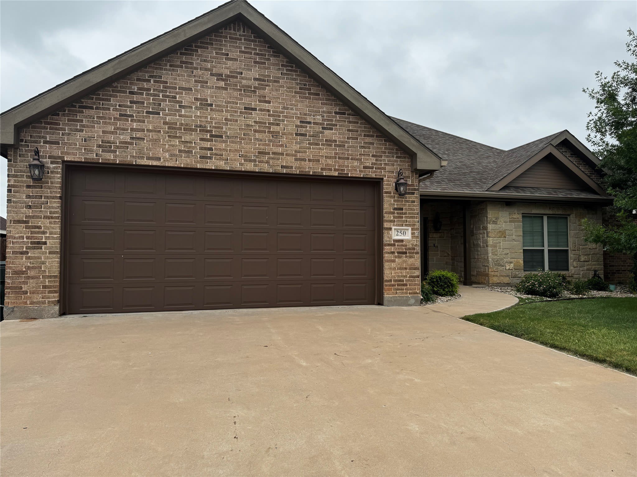 250 Southlake Drive – photo 1