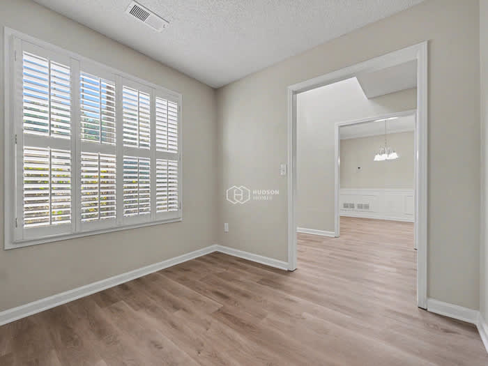 377 Silverthorn Drive – photo 4
